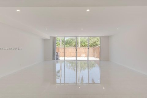 Townhouse in Hallandale Beach, Florida 3 bedrooms, 166.57 sq.m. № 1953775 - photo 15