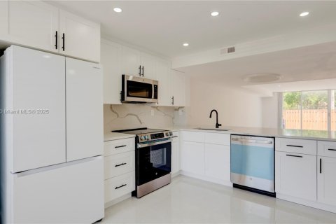 Townhouse in Hallandale Beach, Florida 3 bedrooms, 166.57 sq.m. № 1953775 - photo 21