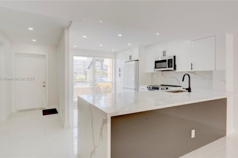 Townhouse in Hallandale Beach, Florida 3 bedrooms, 166.57 sq.m. № 1953775 - photo 16