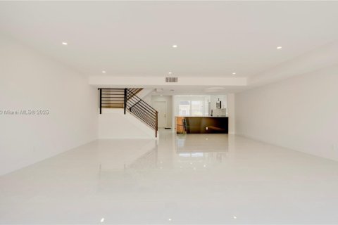 Townhouse in Hallandale Beach, Florida 3 bedrooms, 166.57 sq.m. № 1953775 - photo 9