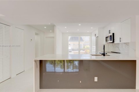 Townhouse in Hallandale Beach, Florida 3 bedrooms, 166.57 sq.m. № 1953775 - photo 17