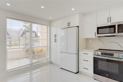 Townhouse in Hallandale Beach, Florida 3 bedrooms, 166.57 sq.m. № 1953775 - photo 20