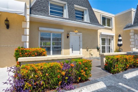 Townhouse in Hallandale Beach, Florida 3 bedrooms, 166.57 sq.m. № 1953775 - photo 1