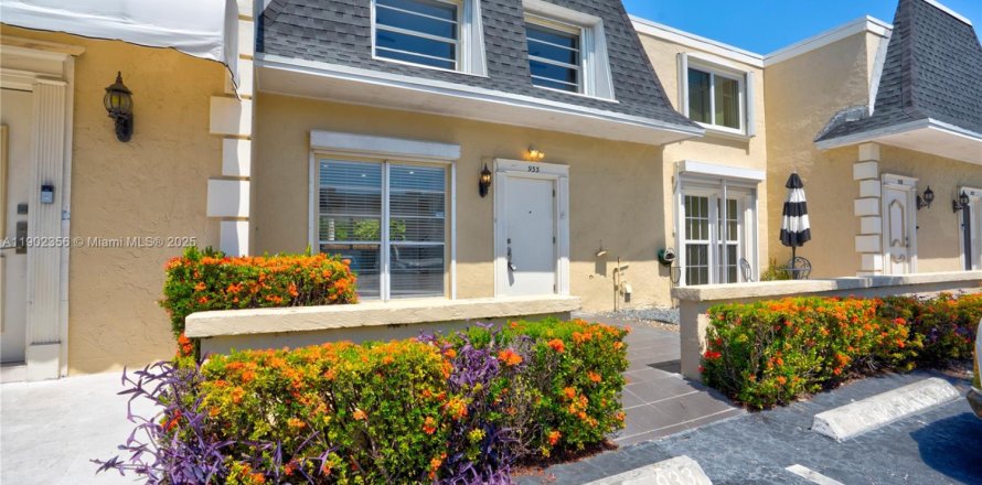 Townhouse in Hallandale Beach, Florida 3 bedrooms, 166.57 sq.m. № 1953775