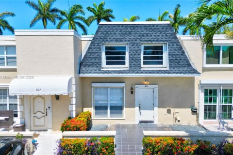 Townhouse in Hallandale Beach, Florida 3 bedrooms, 166.57 sq.m. № 1953775 - photo 8