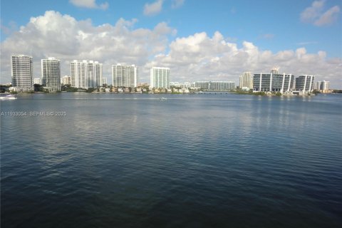 Condominio en venta en Sunny Isles Beach, Florida, 2 dormitorios, 122.63 m2 № 1991821 - foto 1