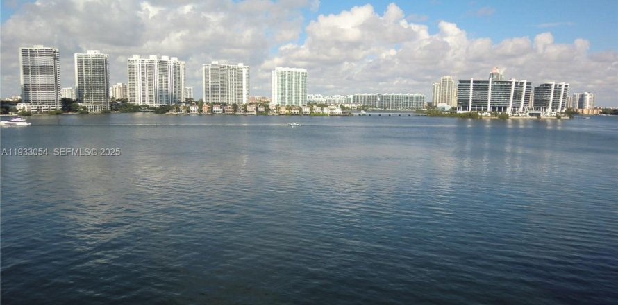 Condominio en Sunny Isles Beach, Florida, 2 dormitorios № 1991821