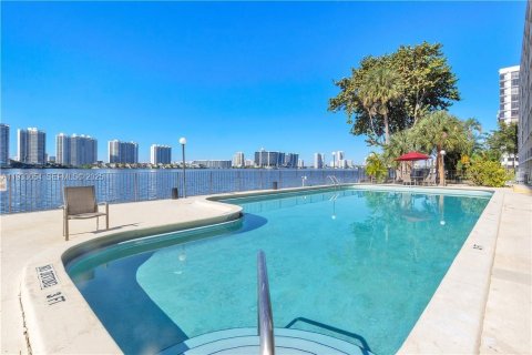 Condominio en venta en Sunny Isles Beach, Florida, 2 dormitorios, 122.63 m2 № 1991821 - foto 16