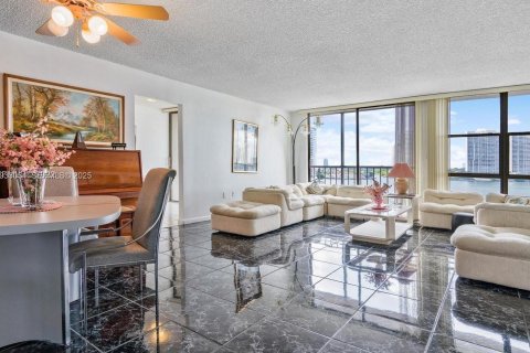 Condominio en venta en Sunny Isles Beach, Florida, 2 dormitorios, 122.63 m2 № 1991821 - foto 6