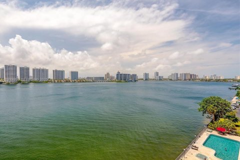 Condominio en venta en Sunny Isles Beach, Florida, 2 dormitorios, 122.63 m2 № 1991821 - foto 2