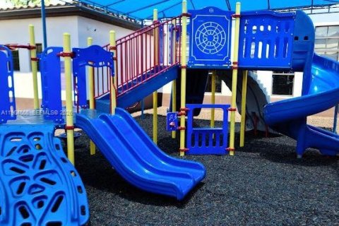 Casa en alquiler en Miami, Florida, 3 dormitorios, 199.18 m2 № 2026437 - foto 25