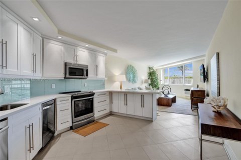 Condominio en venta en Hallandale Beach, Florida, 2 dormitorios, 112.5 m2 № 2020494 - foto 17