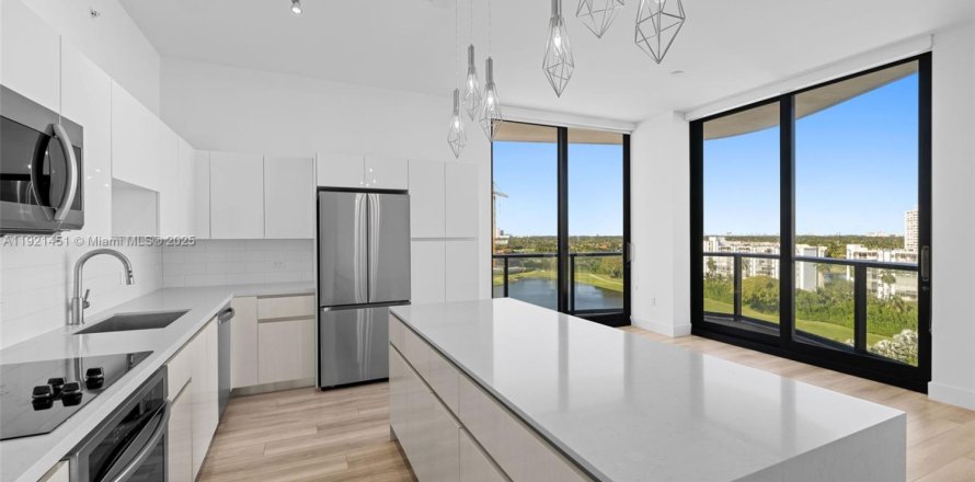 Квартира в Халландейл-Бич, Флорида 2 спальни, 137.77м2 № 1975780