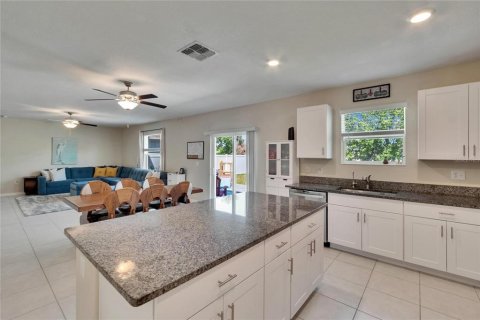 House in Riverview, Florida 4 bedrooms, 244.8 sq.m. № 1636819 - photo 14