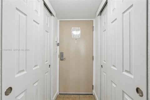 Condo in Sunny Isles Beach, Florida  № 2063219 - photo 2
