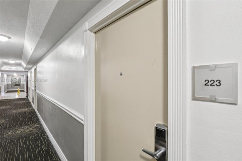 Condo in Sunny Isles Beach, Florida  № 2063219 - photo 3