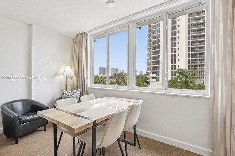 Condo in Sunny Isles Beach, Florida  № 2063219 - photo 4