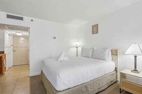 Condo in Sunny Isles Beach, Florida  № 2063219 - photo 11