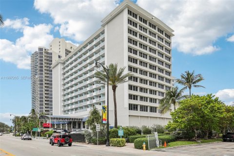 Studio in the Condo in Sunny Isles Beach, Florida  № 2063219