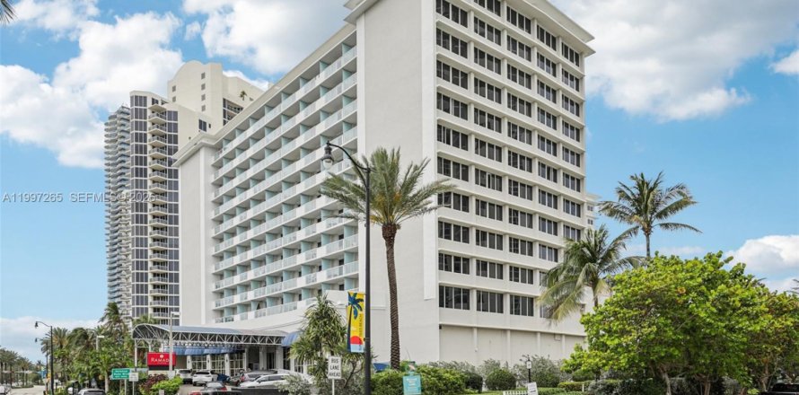 Studio in the Condo in Sunny Isles Beach, Florida  № 2063219