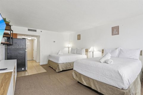 Condo in Sunny Isles Beach, Florida  № 2063219 - photo 12