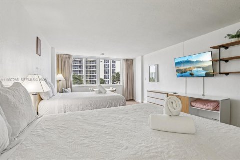 Condo in Sunny Isles Beach, Florida  № 2063219 - photo 15