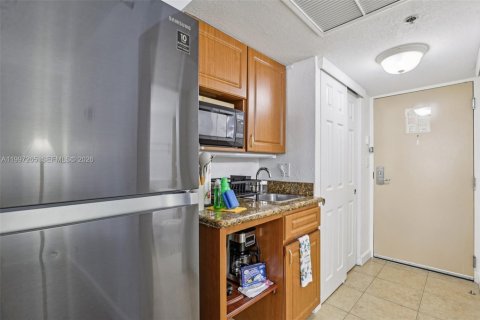 Condo in Sunny Isles Beach, Florida  № 2063219 - photo 7