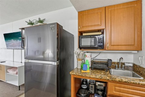 Condo in Sunny Isles Beach, Florida  № 2063219 - photo 9