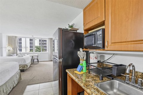 Condo in Sunny Isles Beach, Florida  № 2063219 - photo 8