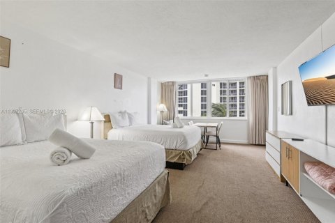 Condo in Sunny Isles Beach, Florida  № 2063219 - photo 17