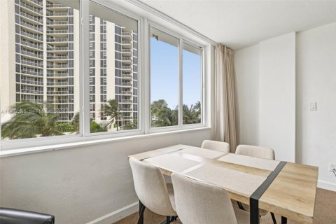 Condo in Sunny Isles Beach, Florida  № 2063219 - photo 5
