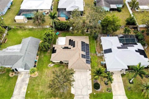 House in Cape Coral, Florida 4 bedrooms, 176.79 sq.m. № 1731751 - photo 23