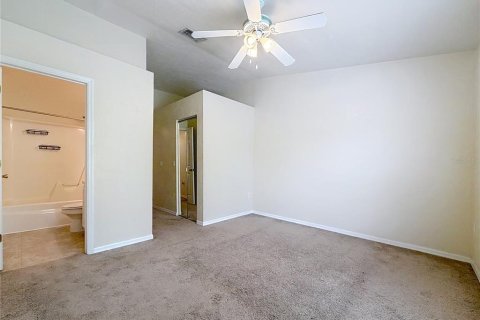 Condo in Gainesville, Florida, 2 bedrooms № 2238640 - photo 18