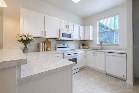 Condo in Gainesville, Florida, 2 bedrooms № 2238640 - photo 8