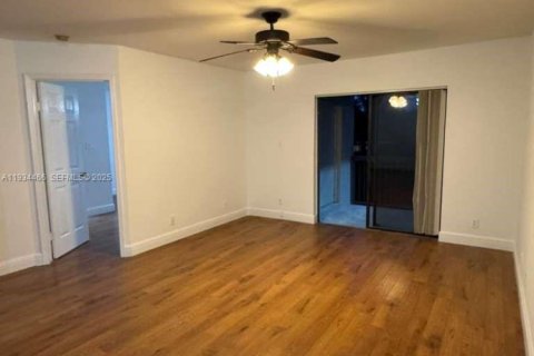 Снять в аренду кондоминиум в Корал-Спрингс, Флорида 3 спальни, 121.24м2, № 1992570 - фото 1