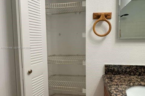 Condo in Coral Springs, Florida, 3 bedrooms  № 1992570 - photo 21