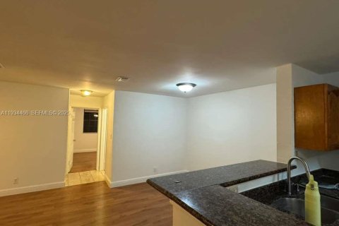 Снять в аренду кондоминиум в Корал-Спрингс, Флорида 3 спальни, 121.24м2, № 1992570 - фото 2