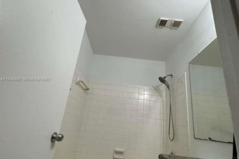 Снять в аренду кондоминиум в Корал-Спрингс, Флорида 3 спальни, 121.24м2, № 1992570 - фото 5