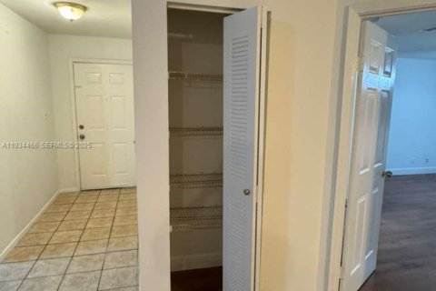 Снять в аренду кондоминиум в Корал-Спрингс, Флорида 3 спальни, 121.24м2, № 1992570 - фото 15