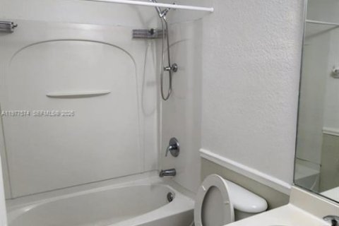 Copropriété à louer à Hialeah, Floride: 3 chambres, 92.16 m2 № 2041124 - photo 2