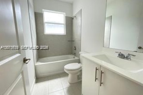 House in Homestead, Florida 3 bedrooms, 173.73 sq.m. № 2076335 - photo 20
