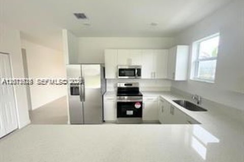 House in Homestead, Florida 3 bedrooms, 173.73 sq.m. № 2076335 - photo 11