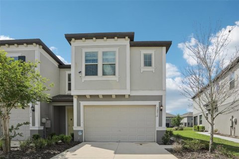 Townhouse in Wesley Chapel, Florida 3 bedrooms, 167.87 sq.m. № 2207093 - photo 2