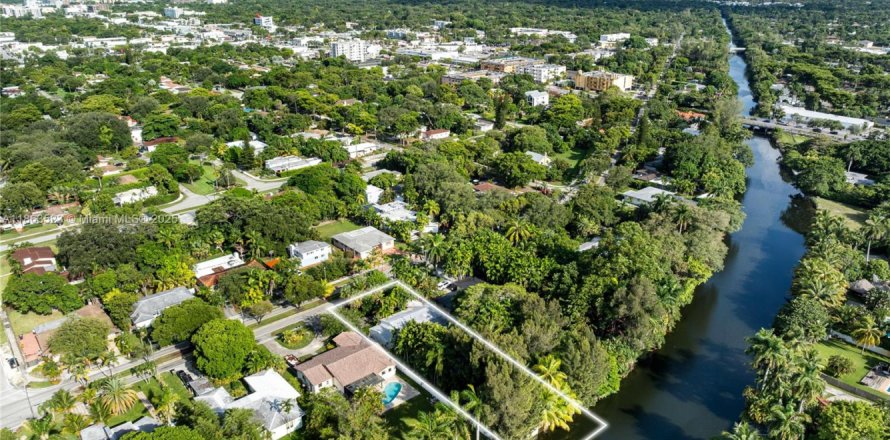House in North Miami, Florida 3 bedrooms, 212 sq.m. № 1891486