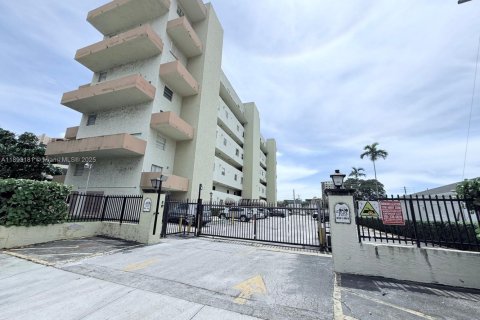 Copropriété à louer à Miami, Floride: 1 chambre, 50.72 m2 № 1946816 - photo 1