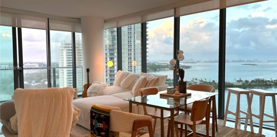 Condominio en Miami, Florida, 1 dormitorio  № 2044519