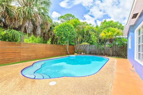 House in Margate, Florida 3 bedrooms, 204.38 sq.m. № 1880040 - photo 2
