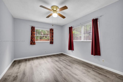 House in Margate, Florida 3 bedrooms, 204.38 sq.m. № 1880040 - photo 21