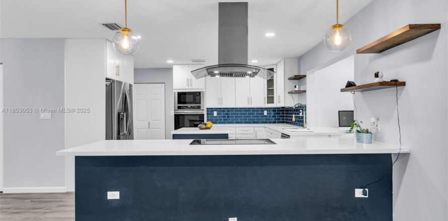 House in Margate, Florida 3 bedrooms, 204.38 sq.m. № 1880040