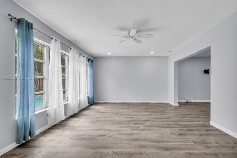 House in Margate, Florida 3 bedrooms, 204.38 sq.m. № 1880040 - photo 11
